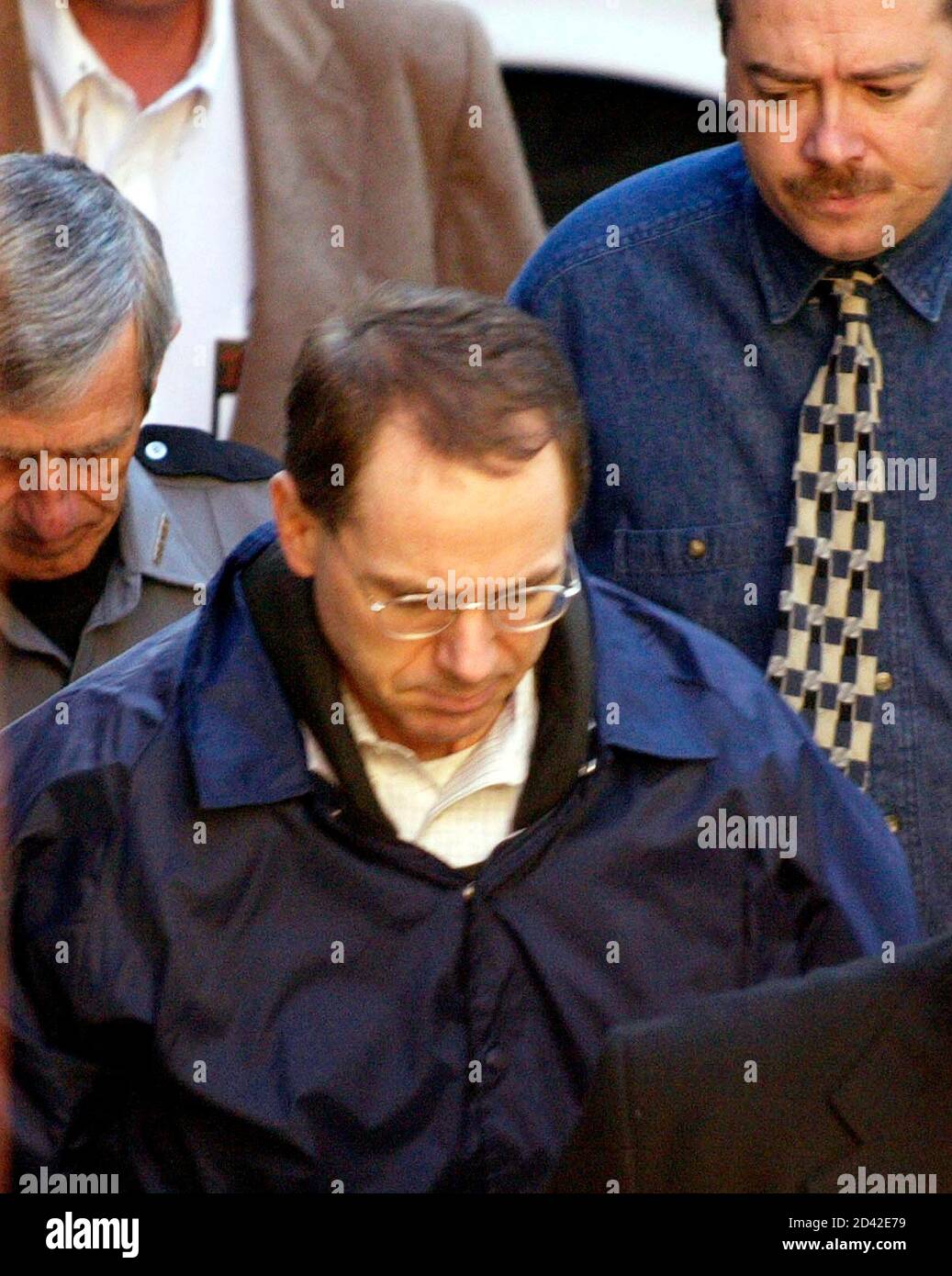 Condenado el 22 de marzo de 2004, Terry Nichols (C), conspirador de  bombardeo de la ciudad de Oklahoma, llega al juzgado del condado de  Pittsburg en McAlester, Oklahoma. Los fiscales de Oklahoma