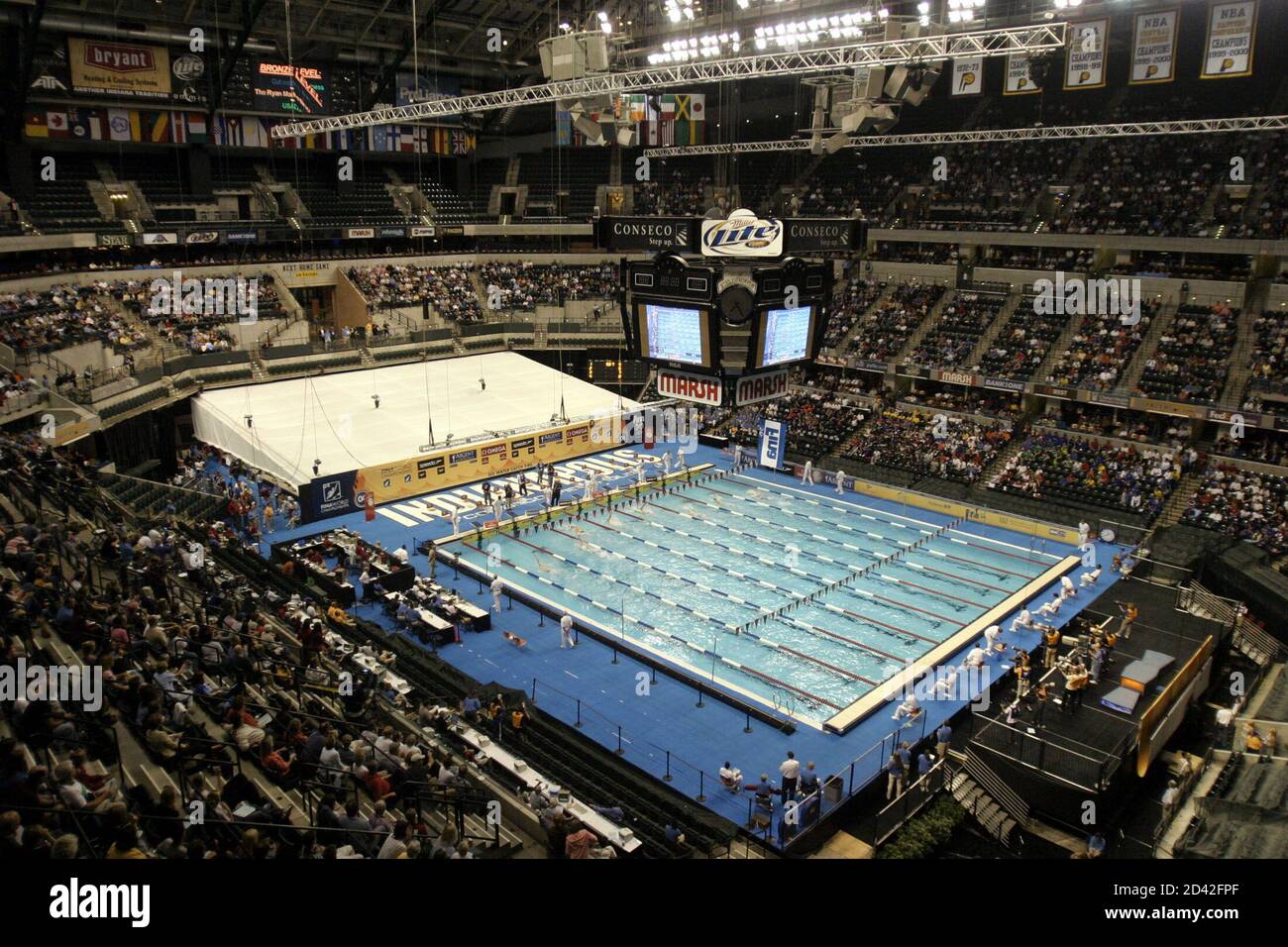 El Conseco Fieldhouse en Indianápolis, hogar de los Indiana Pacers de la NBA,  se ve el 7 de octubre de 2004 con piscinas construidas para el Campeonato  Mundial de Natación. La piscina
