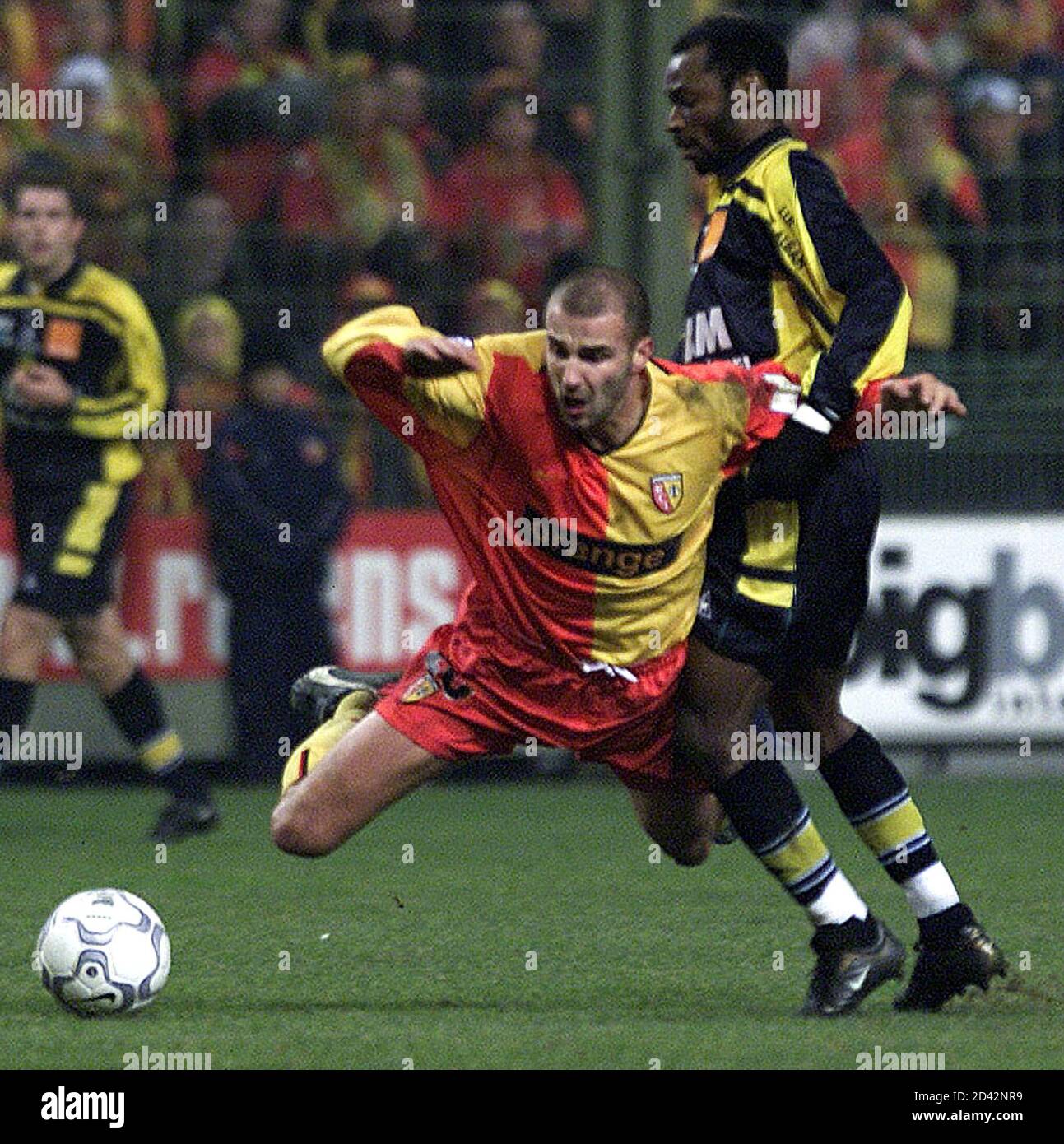 Antoine Sibierski de Lens (L) es abordado por Rene Olembe de Nantes en su primera división francesa de fútbol en el estadio Felix Bollaert en Lens, 18 de diciembre 2001. Lens