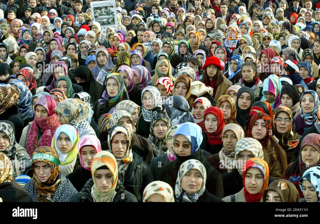 Las mujeres turcas que llevan pañuelos islámicos asisten a una  manifestación llamada "libertad para llevar pañuelos" en Ankara. Las  mujeres turcas que llevan pañuelos islámicos asisten a una manifestación  llamada "libertad para
