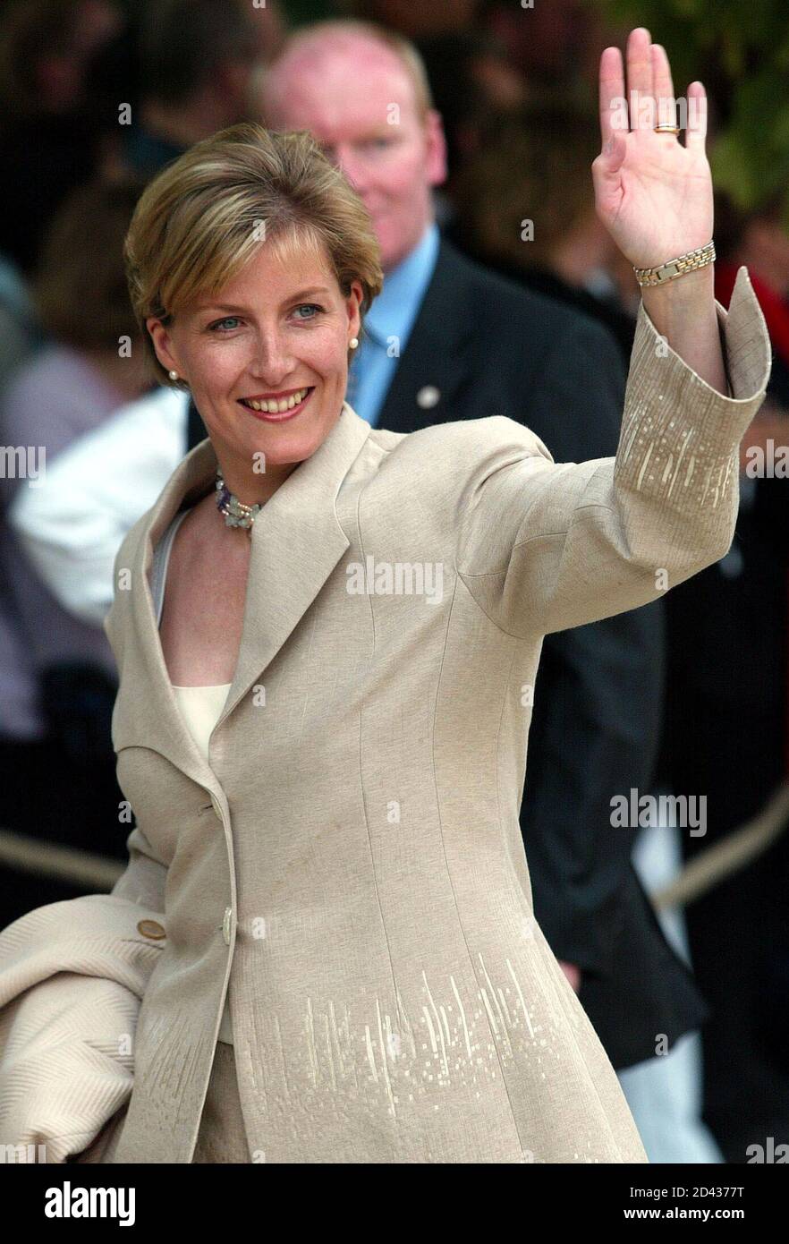 britains-countess-of-wessex-arrives-for-the-golden-jubilee-pop-concert-in-buckingham-palace-london-june-3-2002-around-12000-members-of-the-public-attended-the-concert-hosted-by-britains-queen-elizabeth-ii-which-featured-music-from-sir-paul-mccartney-eric-clapton-aretha-franklin-and-tom-jones-among-others-2d4377t.jpg