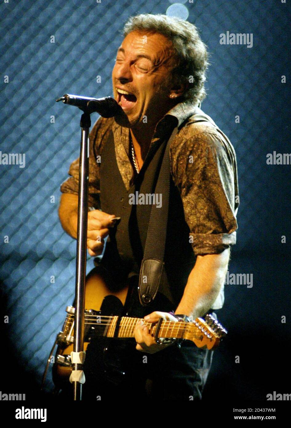 American rockstar Bruce Springsteen performs during his concert at Palau  Sant Jordi stadium in Barcelona October 16, 2002 Fotografía de stock - Alamy