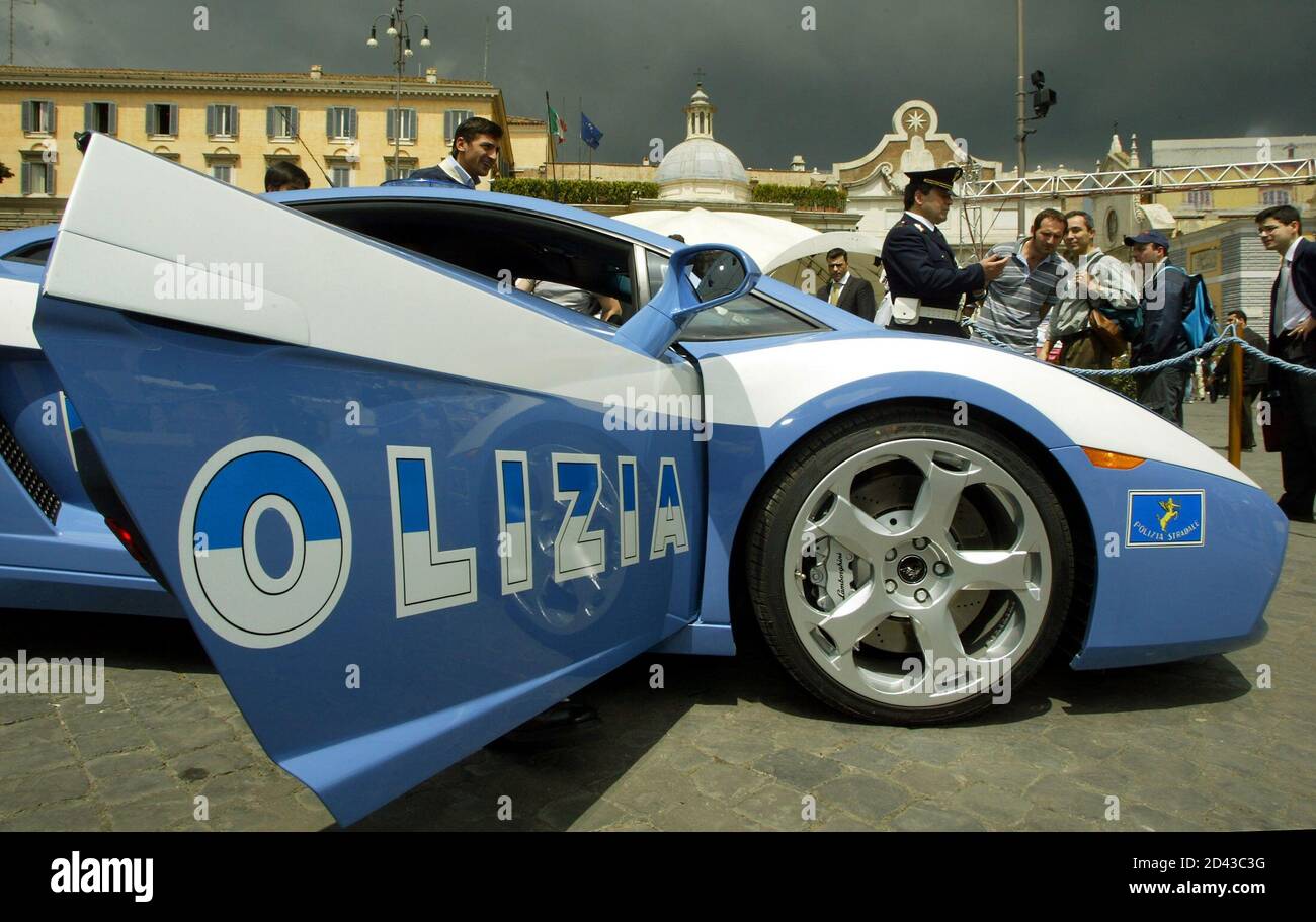 La policía italiana muestra su nuevo coche de la patrulla de Lamborghini  durante las celebraciones para conmemorar el 152º aniversario de la fuerza  en Roma el 14 de mayo de 2004. Si