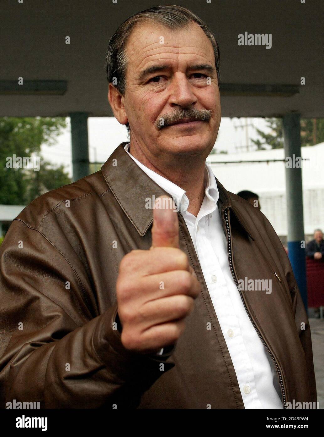 El Presidente De Mexico Vicente Fox Muestra Su Pulgar Con Manchas De Tinta Despues De Votar