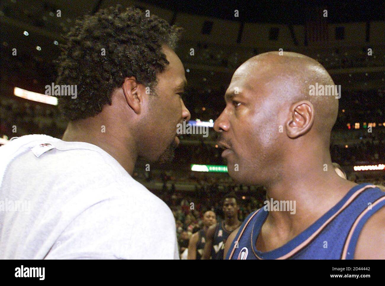 Michael Jordan (R) de Washington Wizards tiene unas palabras para Charles  Oakley de Chicago Bulls después de su juego en el United Center en Chicago,  19 de enero de 2002. Los magos