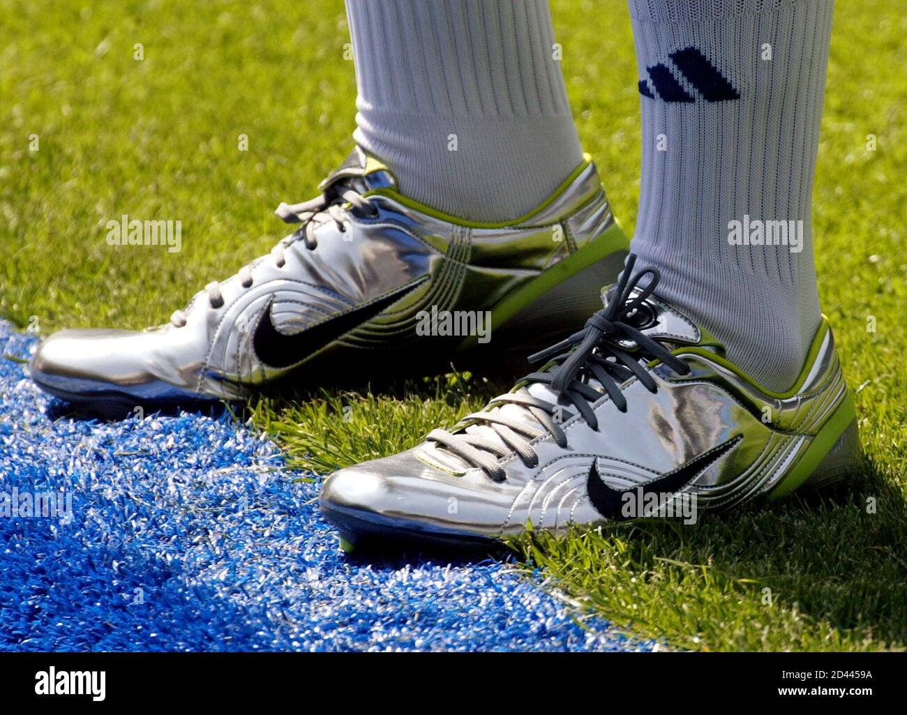 La nueva estrella brasileña del Real Madrid, con 45 millones de euros,  Ronaldo lleva botas de fútbol de plata durante su ceremonia de presentación  en el estadio Santiago Bernabeu el 2 de