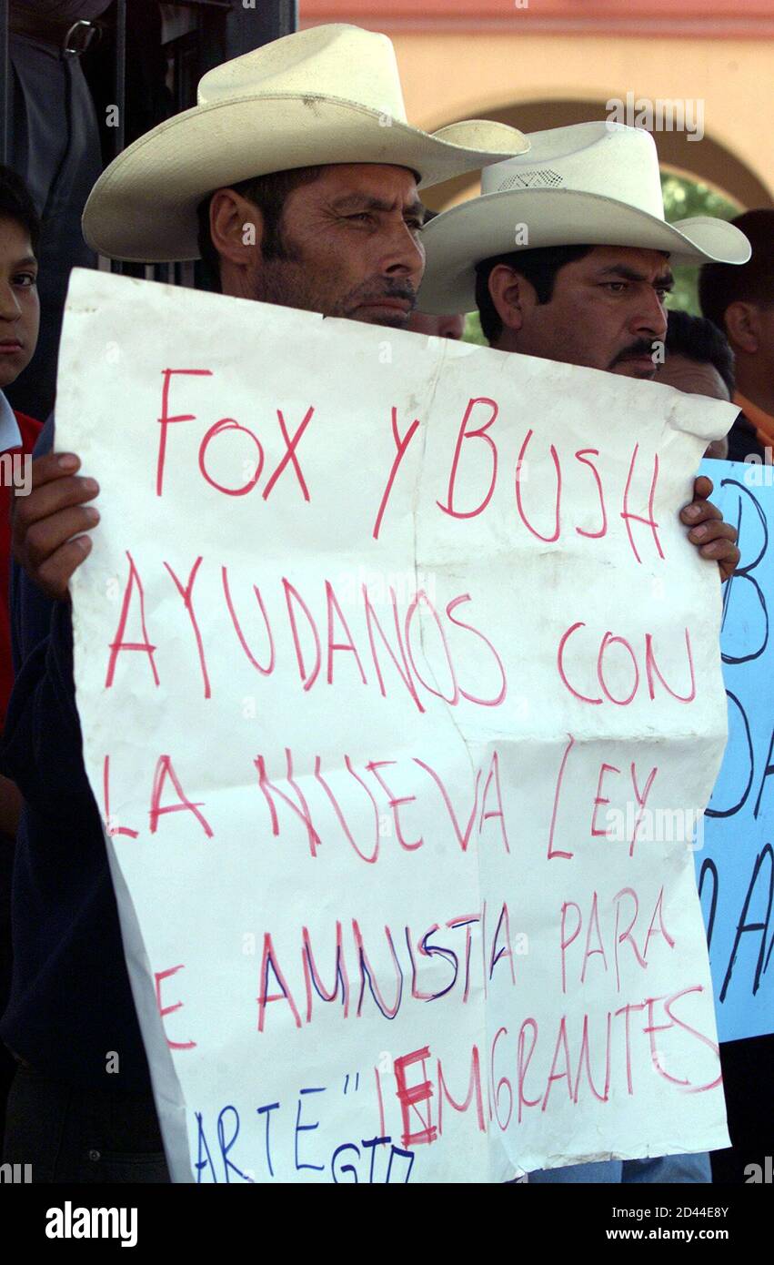 Como Se Dice Fox En Español Los miembros de un grupo mexicano de derechos de inmigración protestan  cerca del rancho del presidente Vicente Foxes en San Cristóbal, México, 16  de febrero de 2001, donde el presidente George W.