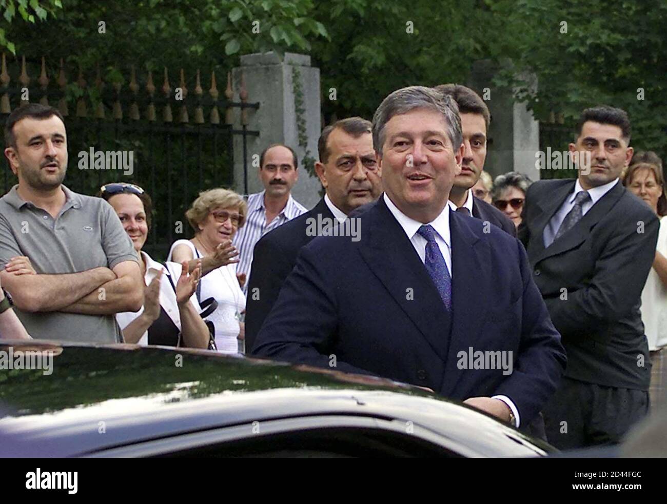 ALEXANDER KARADJORDJEVIC, HIJO DEL ÚLTIMO REY DE YUGOSLAVIA, SONRÍE CUANDO LLEGA FRENTE A LOS ANTIGUOS PALACIOS REALES DE BELGRADO. Alexander Karadjordjevic (C), hijo del último rey de Yugoslavia, Pedro II, sonríe cuando llega frente a dos antiguos palacios reales en Belgrado 17 de julio de 2001.el gobierno yugoslavo permitió a la familia real Karadjordjevic volver a sus palacios ancestrales en la capital Belgrado, después de décadas de exilio. Nacido en Londres en 1945, Alexander es el hijo del último rey de Yugoslavia, Petar II, que huyó después de que la Alemania nazi sobrepasó el país en 1941. Visitó Belgrado Foto de stock