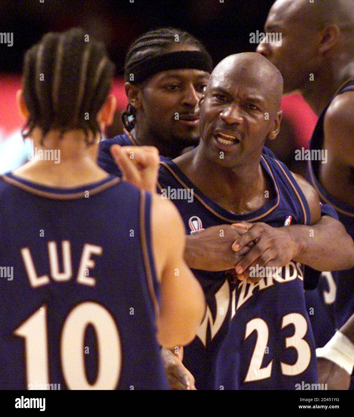 Washington Wizards Forward Michael Jordan (C) es abrazada por su compañero  de equipo Kwame Brown (Back L) Como celebra con el guardia Tyronn Lue  (frente) después de que Jordania golpeó un salto