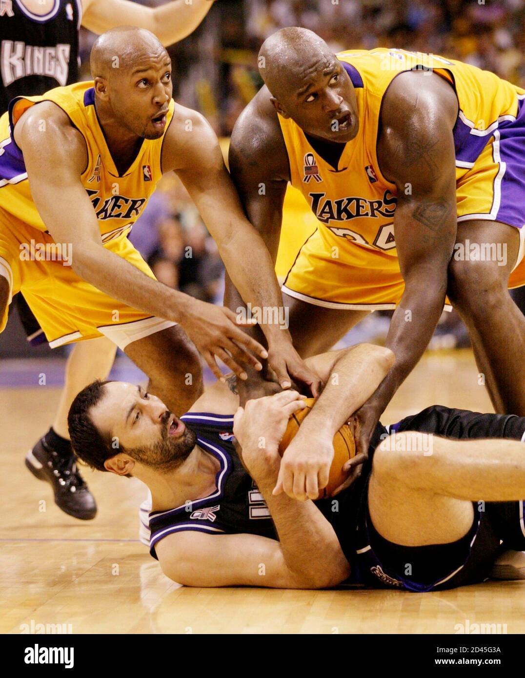 Brian Shaw (L) y Shaquille o'Neal (R) de los Angeles Lakers atan el Divac  Vlade de Sacramento Kings durante el Juego 6 de las finales de la  Conferencia Occidental de la NBA