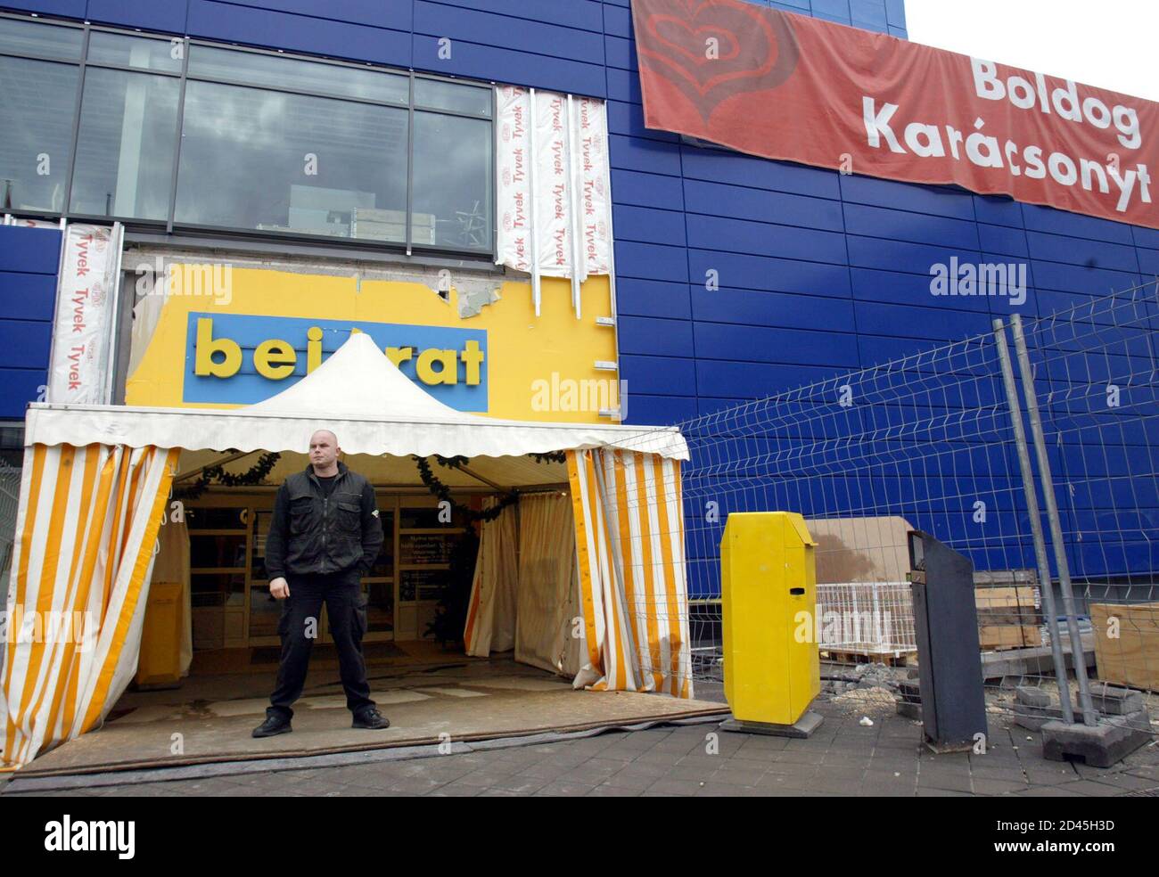 Un guardia de seguridad bloquea la entrada principal a una nueva ala de una  tienda IKEA de Budapest después de una alerta de bomba el 5 de diciembre de  2002. La policía