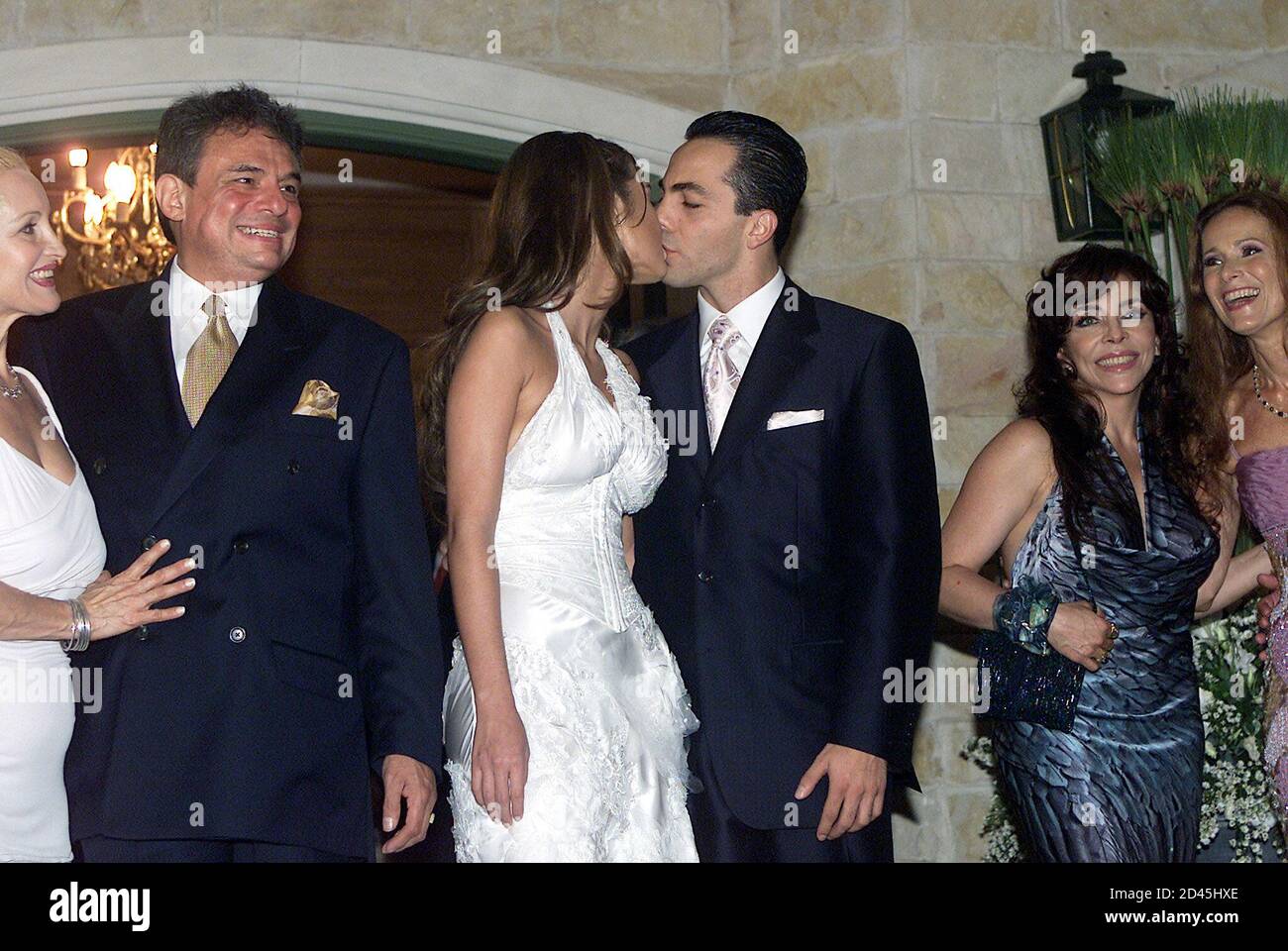 La cantante pop mexicana Cristian Castro besa a su esposa paraguaya Gabriela Bo después de casarse en una ceremonia civil privada mientras el cantante mexicano José José (2NDL), su esposa Sara (L), La cantante pop mexicana Cristian Castro besa a su esposa paraguaya Gabriela Bo después de casarse en una ceremonia civil privada mientras el cantante mexicano José José (2NDL), su esposa Sara (L),