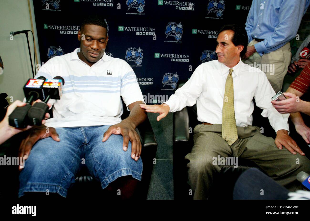 Siguiente Shawn Kemp (L) es recibido por el Gerente General de Orlando Magic John Gabriel (R) durante una conferencia de prensa después de que Kemp firmó un contrato para unirse al club Siguiente Shawn Kemp (L) es recibido por el Gerente General de Orlando Magic John Gabriel (R) durante una conferencia de prensa después de que Kemp firmó un contrato para unirse al club