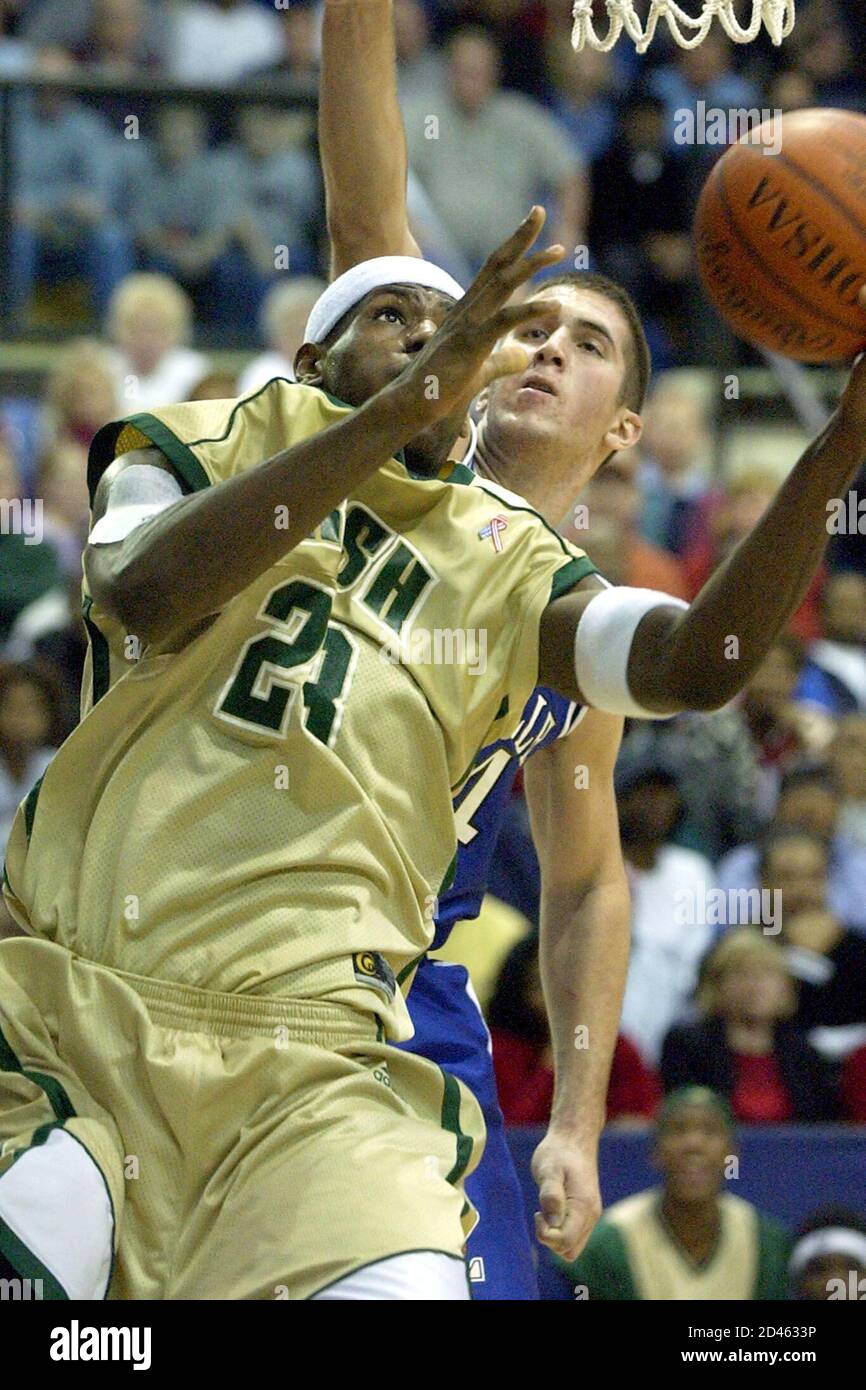 San Vicente-San Mary (Akron) el fenom del baloncesto LeBron James anota dos  puntos delante de Jordan Lear, Zanesville (Ohio) Blue Devils, durante el  cuarto cuarto cuarto de juego en el estadio James