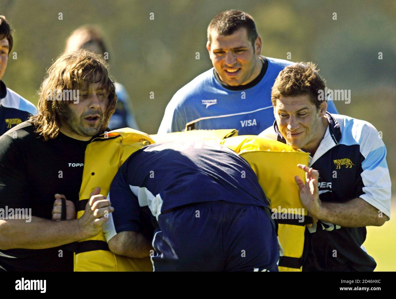 Mauricio Reggiardo (L), Roberto Grau (R), Martin Scelzo (trasero) y otros  jugadores no identificados del equipo nacional argentino de rugby los Pumas,  calentamiento antes de la próxima Copa Mundial de Rugby en