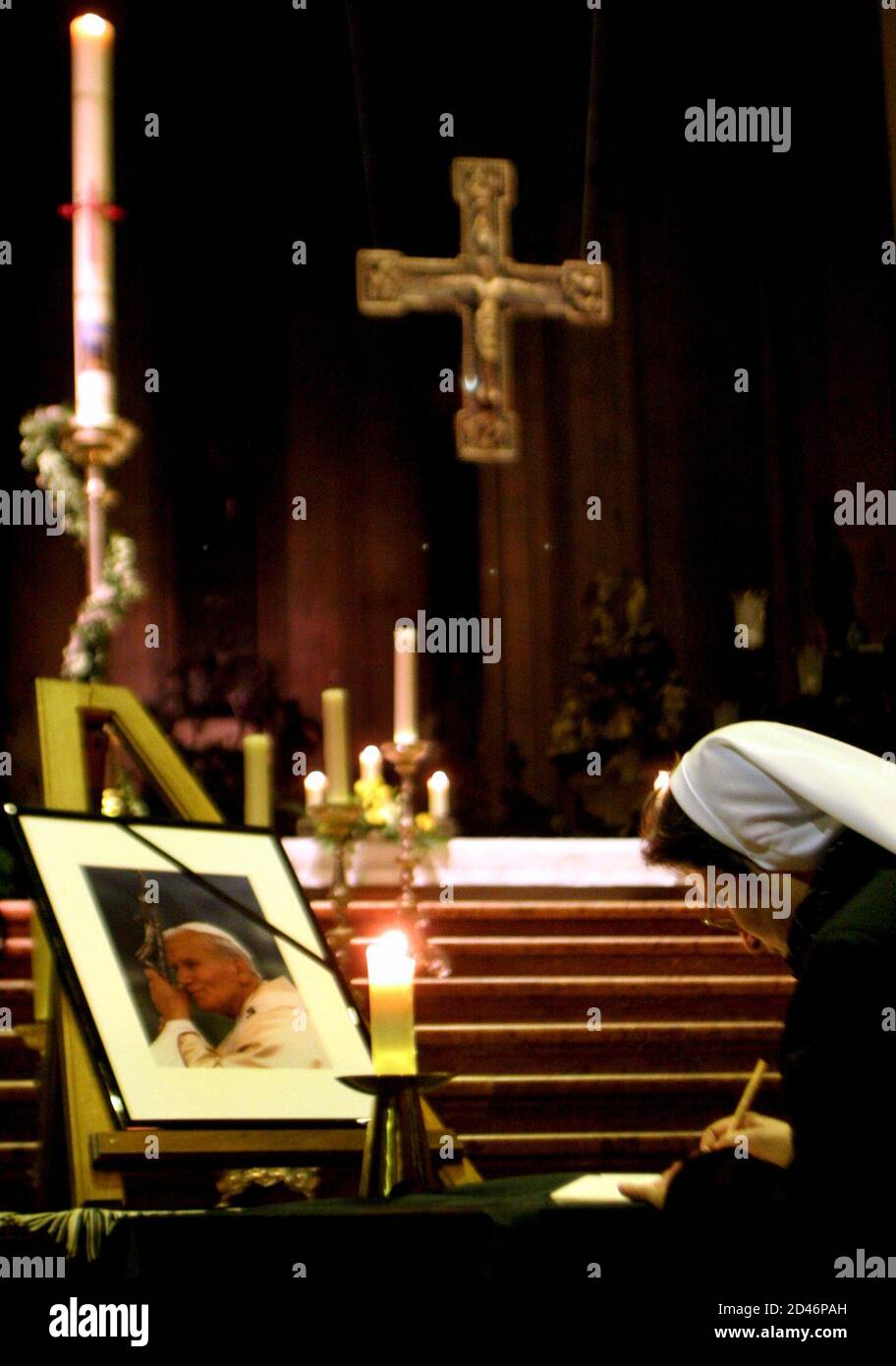 Una monja no identificada firma un libro de condolencia en una catedral en  Maguncia después de la noticia de la muerte del Papa Juan Pablo el 2 de  abril de 2005. El