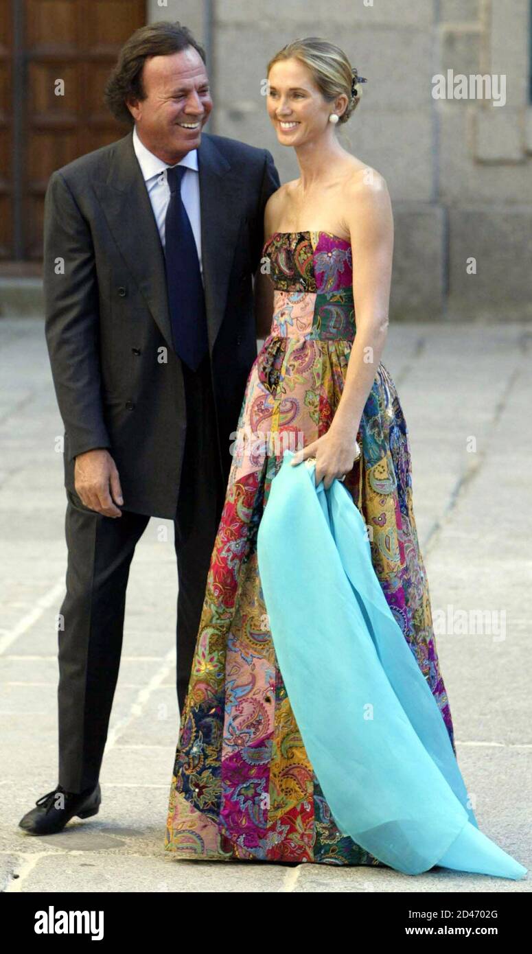 Julio Iglesias está acompañado por su esposa Miranda Rinjsberger mientras  llegan para asistir a la boda de Ana Aznar, hija de 20 años del primer  ministro español José María Aznar, a Alejandro