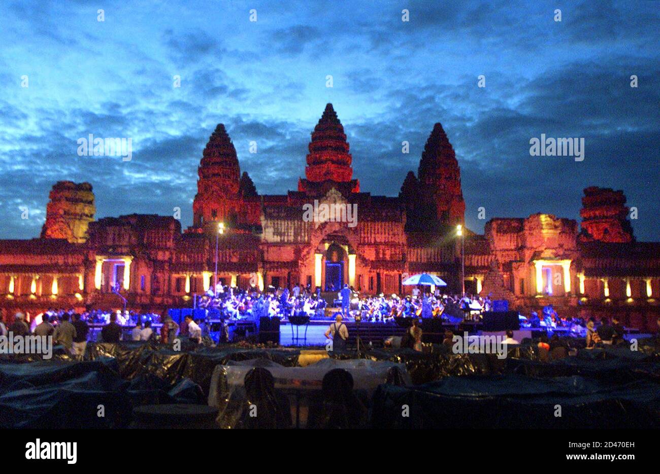 El escenario está preparado para un concierto de caridad del tenor español  José Carreras en el templo del siglo XII de Angkor Wat en el norte de  Camboya 5 de diciembre de