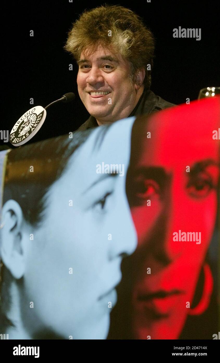 El director español Pedro Almodovar sonríe durante una conferencia de prensa en Madrid el 11 de febrero de 2003. Almodovar recibió las nominaciones al Premio de la Academia como mejor director y mejor guión original por su trabajo en su última película 'Hable con ella' ('Hable con ella'). REUTERS/Sergio Pérez SP Foto de stock