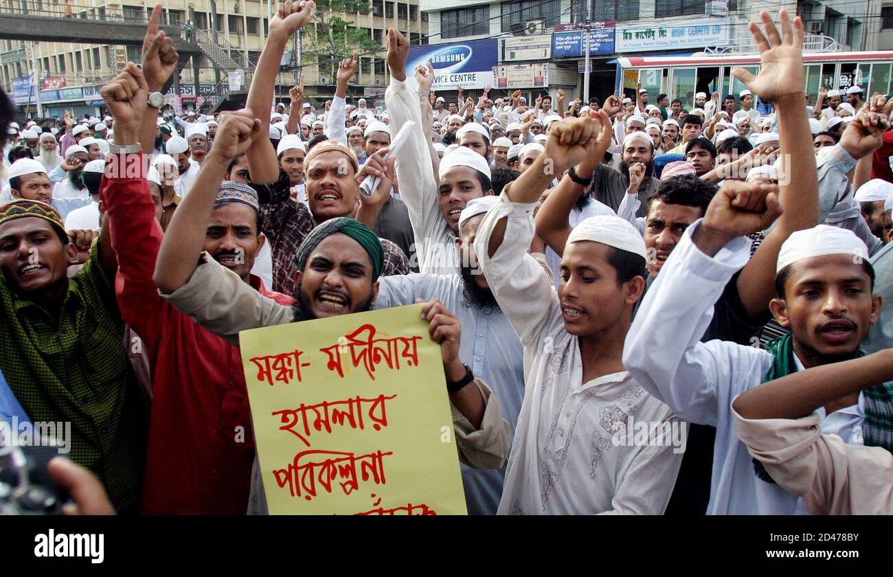Los musulmanes bangladesíes cantan consignas contra los EE.UU. Durante una manifestación en Dhaka el 29 de julio de 2005. Miles de activistas islámicos de Bangladesh realizaron una ruidosa protesta en la capital Dhaka el viernes después de que un congresista estadounidense sugirió que Estados Unidos podría considerar bombardear sitios sagrados, incluyendo la Meca. REUTERS/Rafiqur Rahman RR/KS Foto de stock
