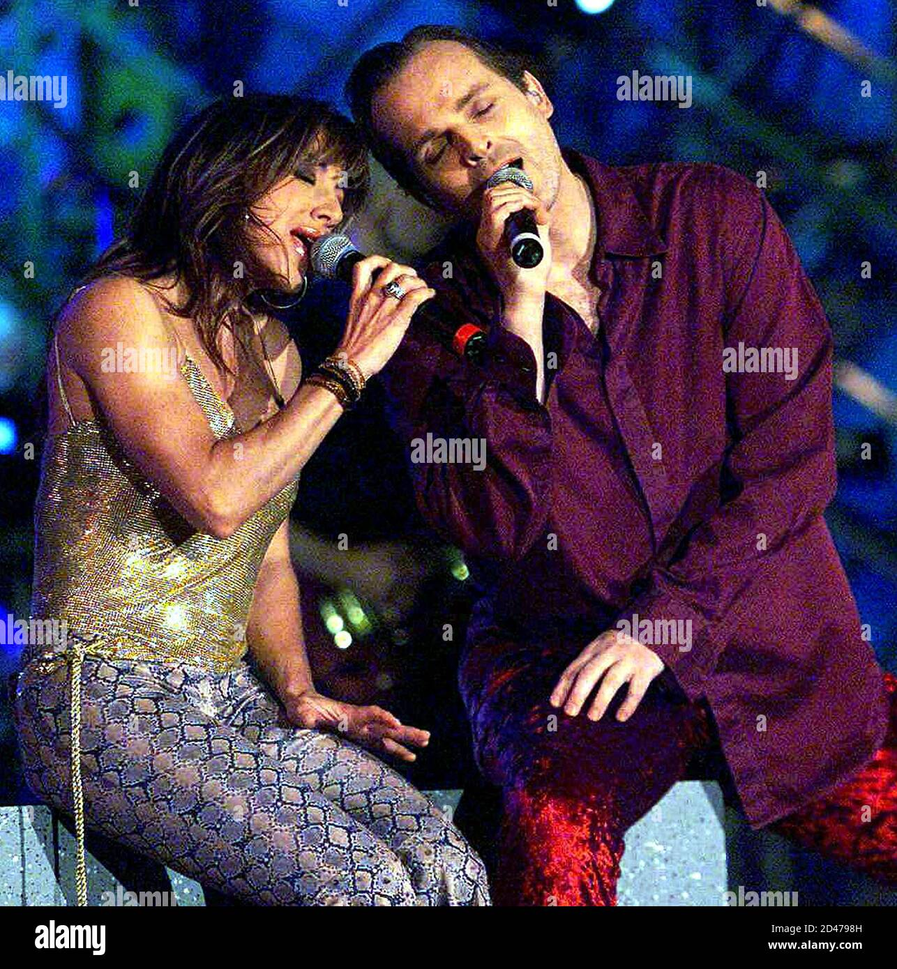 Los cantantes españoles Miguel Bose y Ana Torroja actúan durante el  festival anual de la canción de Viña del Mar a finales del 25 de febrero de  2001. El festival dura hasta