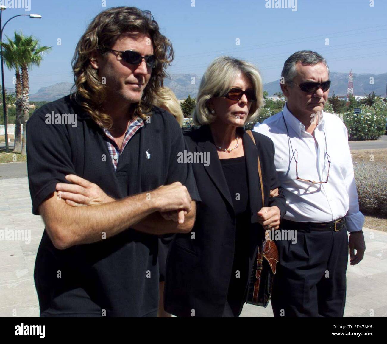La esposa de Christopher Skase, el fugitivo más querido de Australia, Pixie  Skase (C), llega a la ceremonia de incineración junto con su hijo Tony  Larkins (L) y el abogado familiar Toni