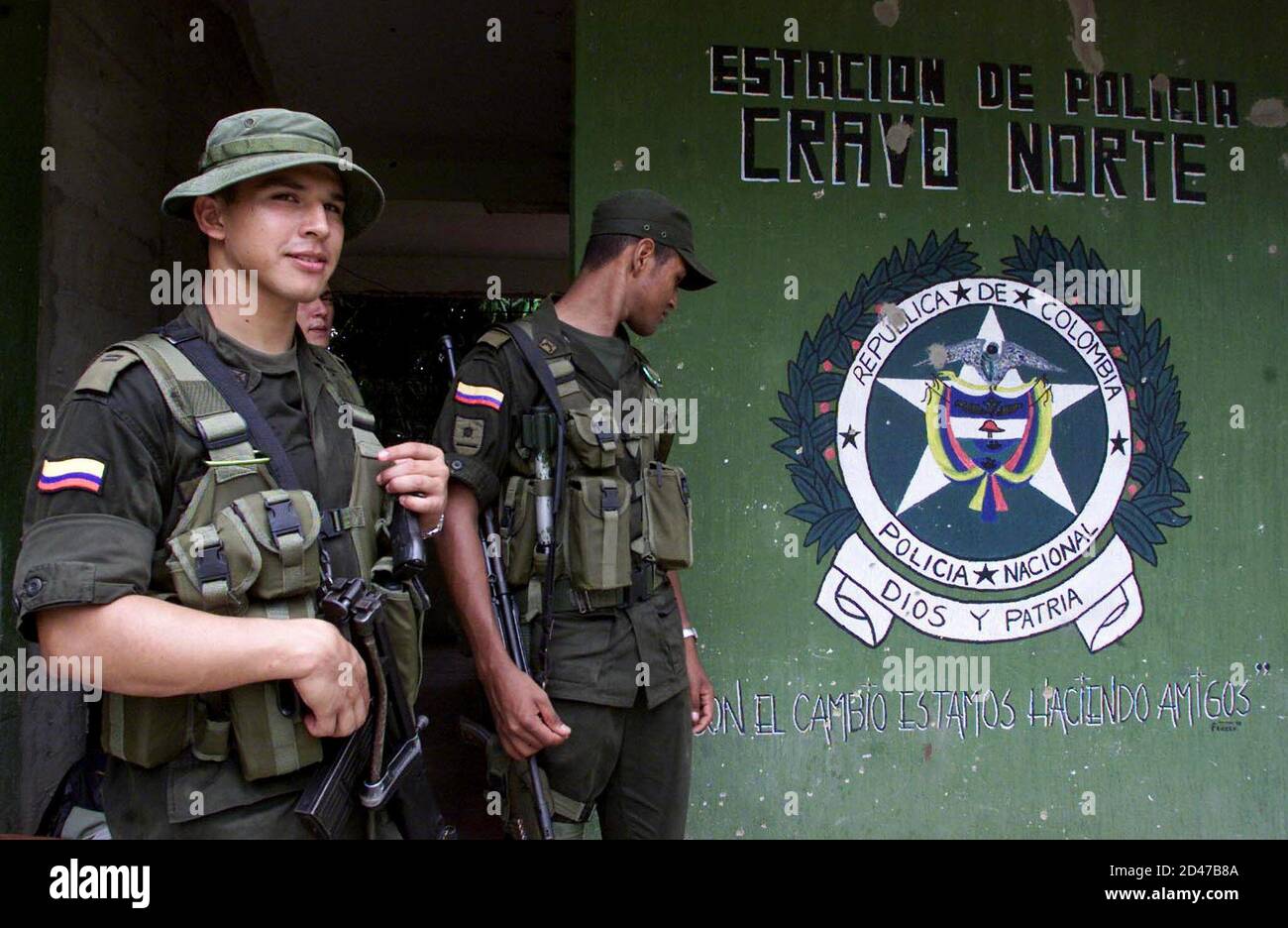 El Comandante de la Policía de Cravo Norte, Teniente Edwin Arroyo (L), posa  frente a la comisaría, en esta foto tomada el 20 de octubre de 2001. En  1999, cerca de 200