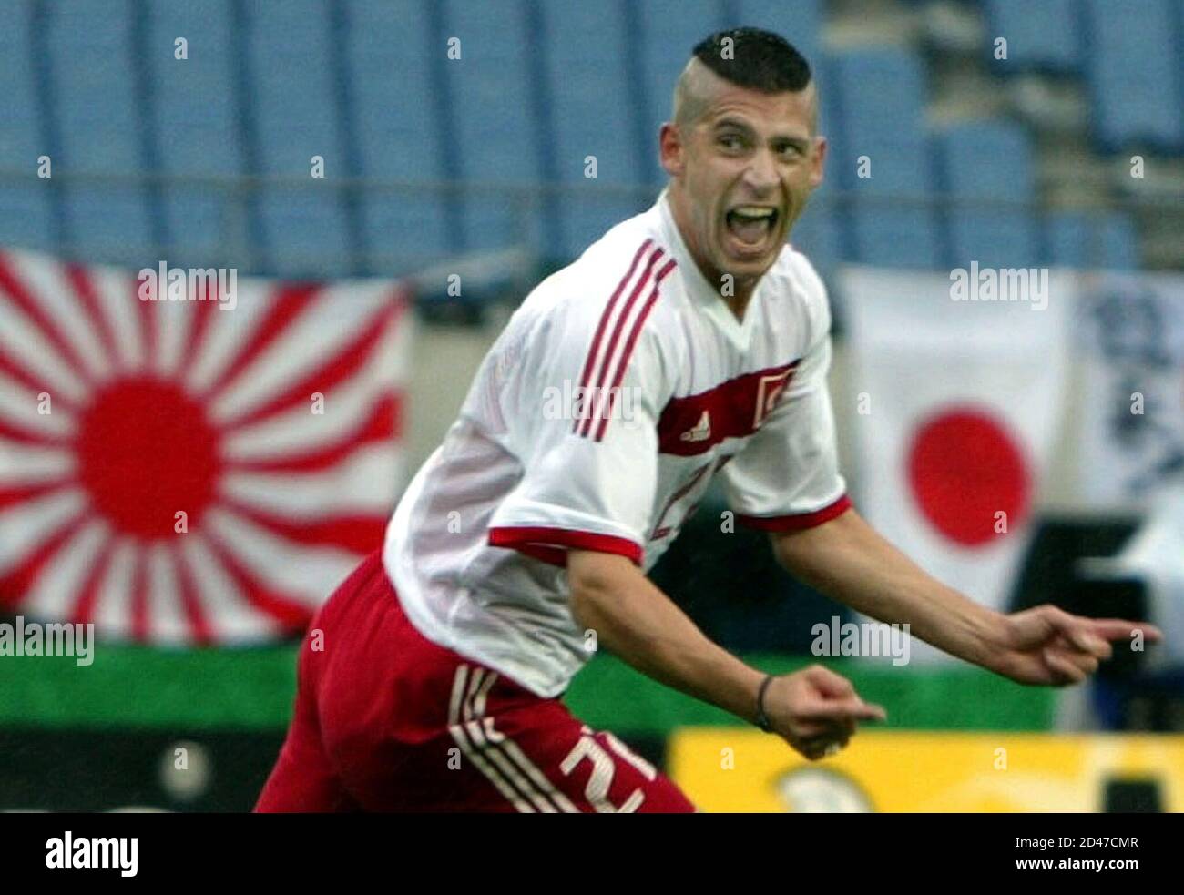 Umit Davala de Turquía celebra después de anotar contra Japón durante un  segundo partido de fútbol final de la Copa Mundial en Sendai el 18 de junio  de 2002. REUTERS/Kimimasa Mayama KM/GB/JP
