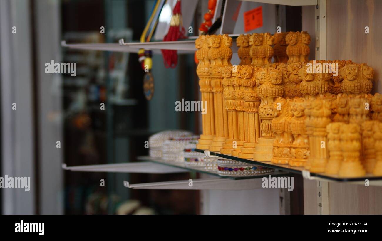 Estatuas de pilar Ashoka en una tienda india Foto de stock