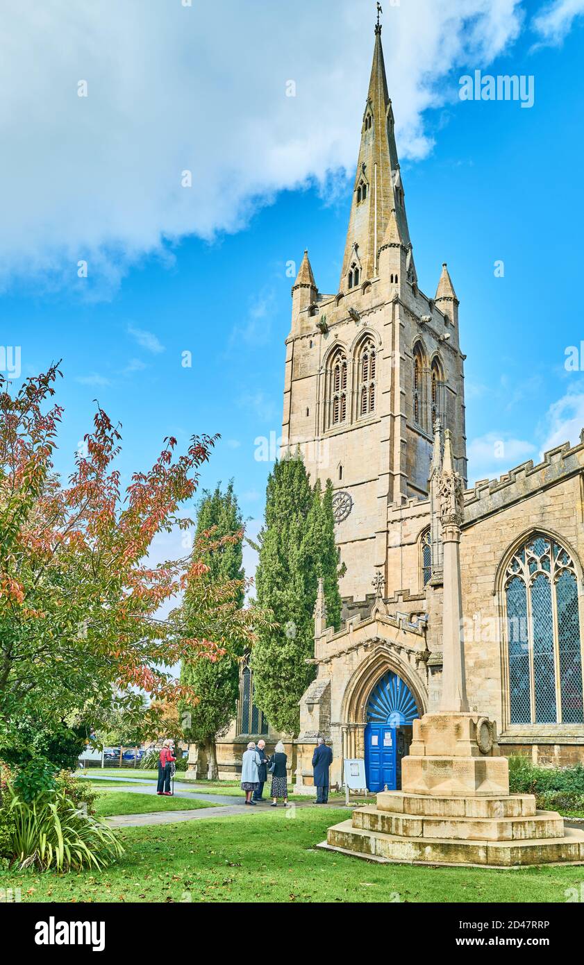 Los luto esperan fuera de la iglesia parroquial de todos los Santos en Oakham, Rutland, Inglaterra, para un servicio funerario durante la epidemia de coronavirus, el 2020 de octubre. Foto de stock