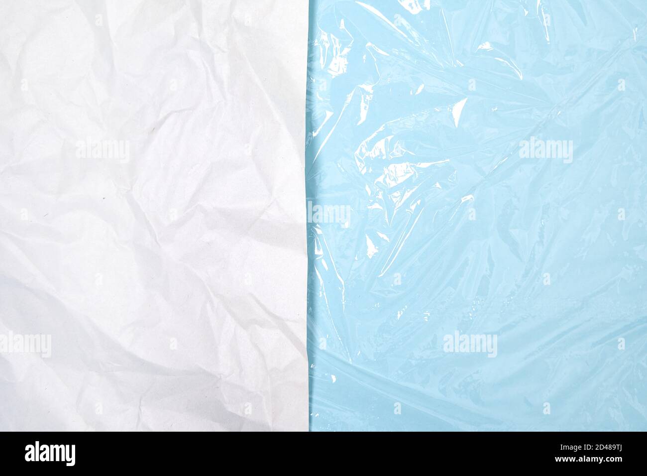 Textura de plástico transparente con color azul frente a textura de papel.  Envoltura de politeno de nylon. Estilo de vida libre de plástico,  contaminación ecológica Fotografía de stock - Alamy