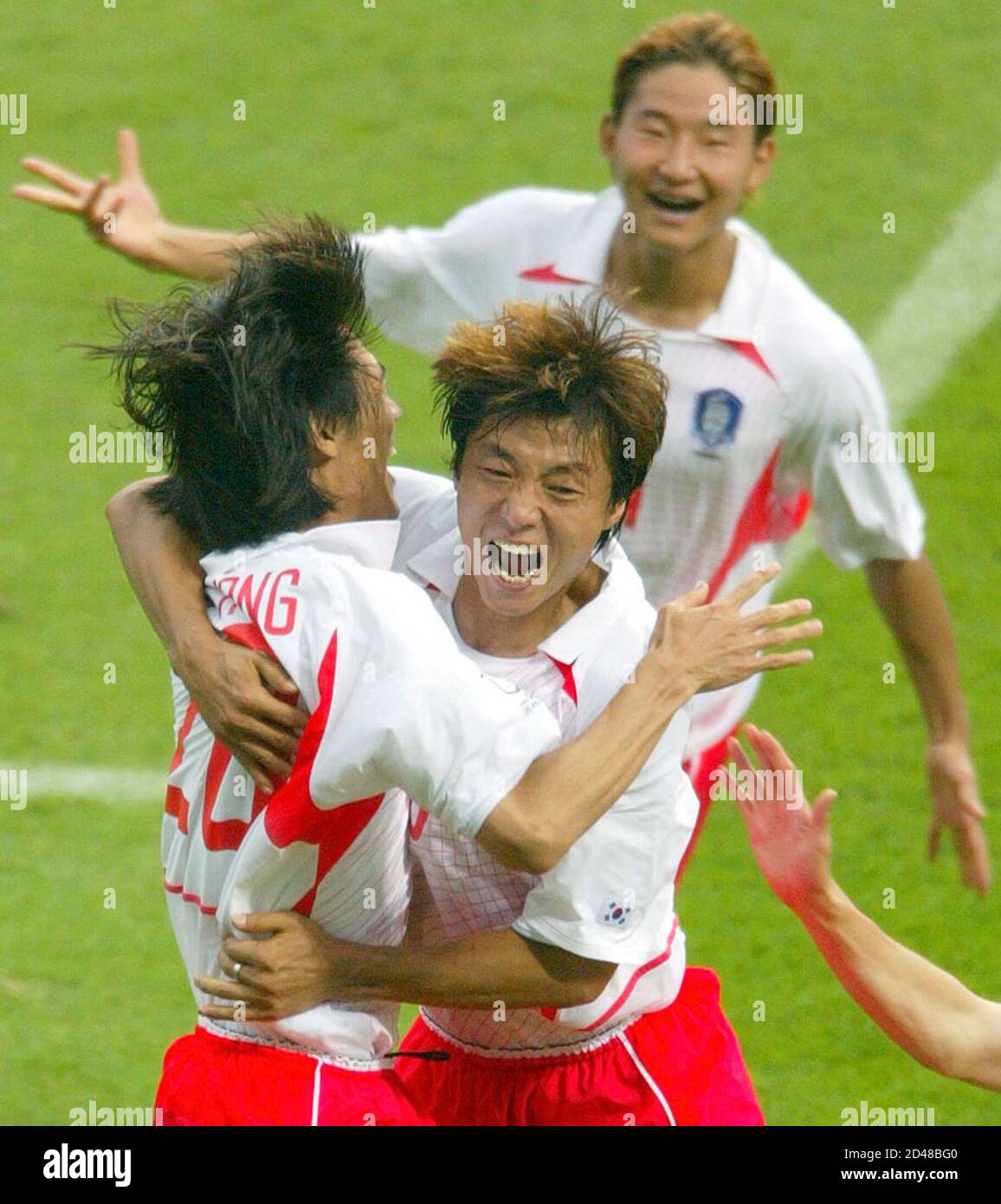 La canción de Corea del Sur Chong-gug (L), Hwang Sun-hong (R) y Lee  Chun-soo celebran después de vencer a España en su cuarto final de la Copa  Mundial en Kwangju el 22