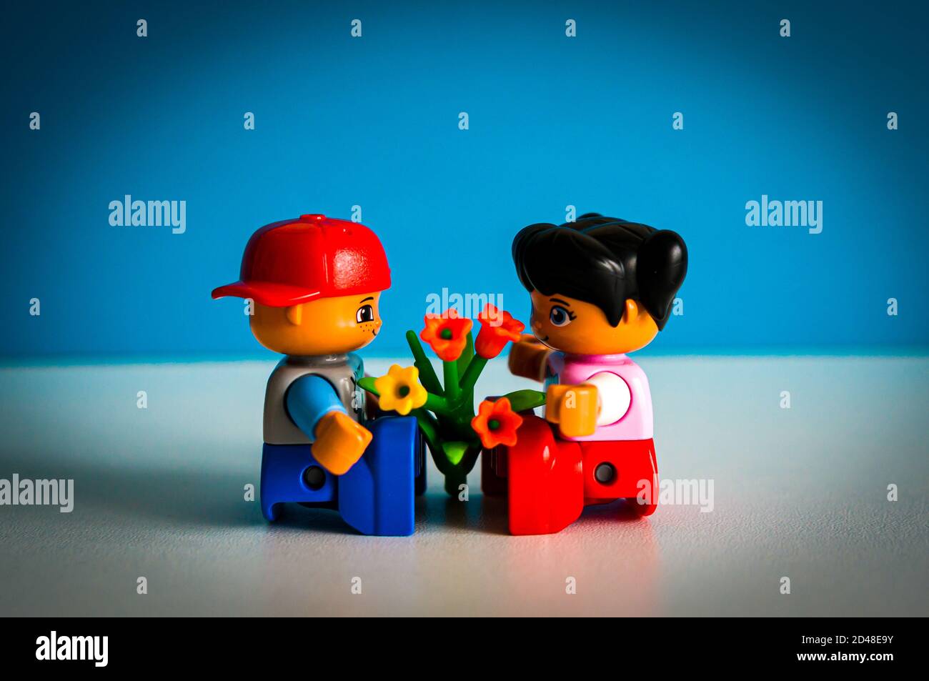 POZNAN, POLONIA - Sep 16, 2017: LEGO Duplo niña y niño con flores teniendo  una cita mientras está sentado Fotografía de stock - Alamy