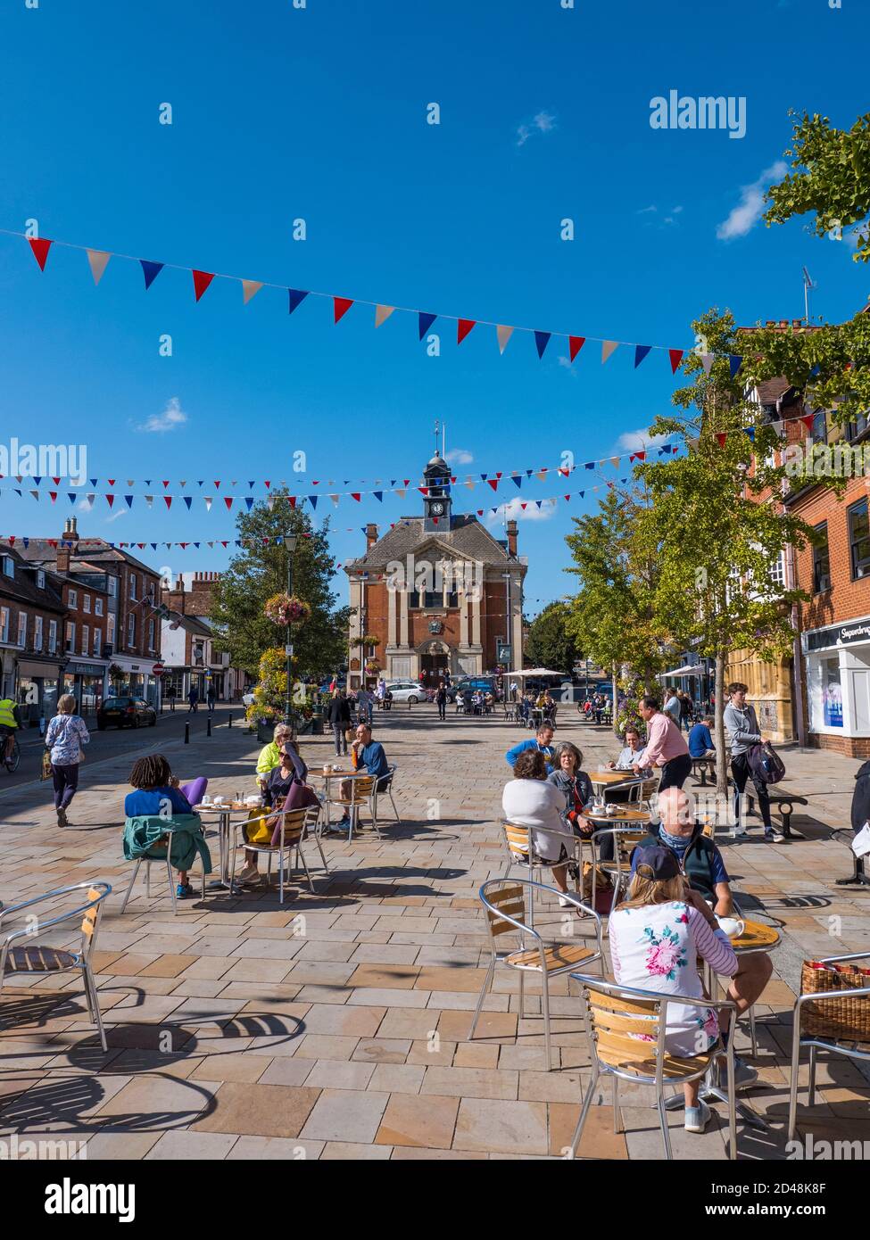 Henley Town Hall, Market Place, con Alfresco Eating, Henley-on-Thames, Oxfordshire, Inglaterra, Reino Unido, GB. Foto de stock