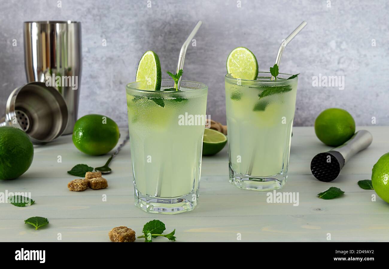 Refrescante mojito de cóctel de menta alcohólica con ron y lima Foto de stock