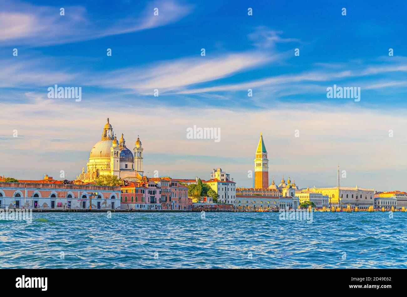 Paisaje urbano de Venecia con la cuenca de San Marco de agua de la laguna veneciana, la iglesia de Santa Maria della Salute, el campanario del Campanile y el edificio del Palacio Ducal del Doge, Región Veneto, Italia Foto de stock