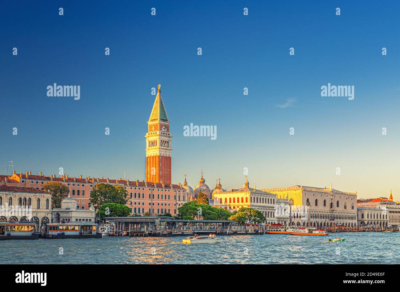 Paisaje urbano de Venecia con la cuenca de San Marco de agua de la laguna veneciana, Procuratie Vecchie, campanario Campanile, Biblioteca Marciana y Palacio Ducal de Doge edificio Palazzo Ducale, Región Veneto, Italia Foto de stock