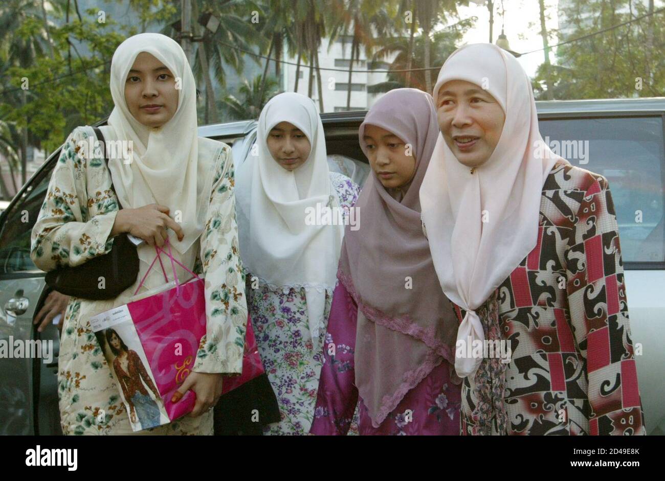 Familiares de Anwar Ibrahim, ex viceprimer ministro malasio encarcelado,  liderados por su esposa Wan Azizah Ismail (R), hijas (L a R) Nurul Izzah,  Nurul Nuha y Nurul Iman llegan al juzgado de