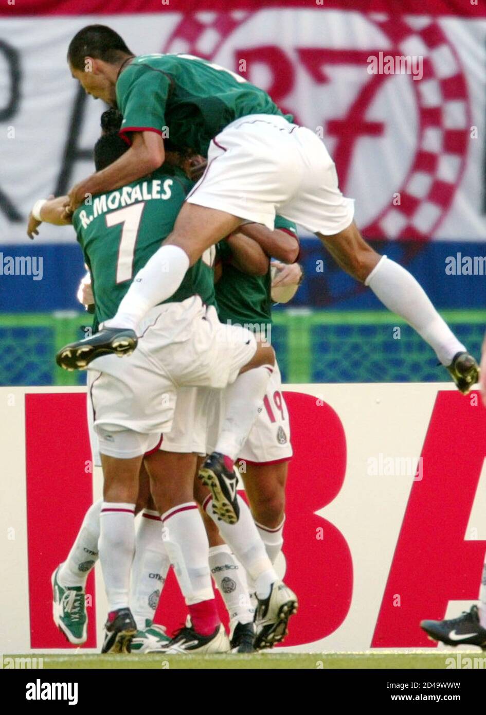 México jugadores mafioso delantero Cuauhtemoc Blanco (oscurecido) después  de que anotó un penalti contra Croacia durante su grupo G Copa Mundial  final partido en Niigata 3 de junio de 2002. El croata