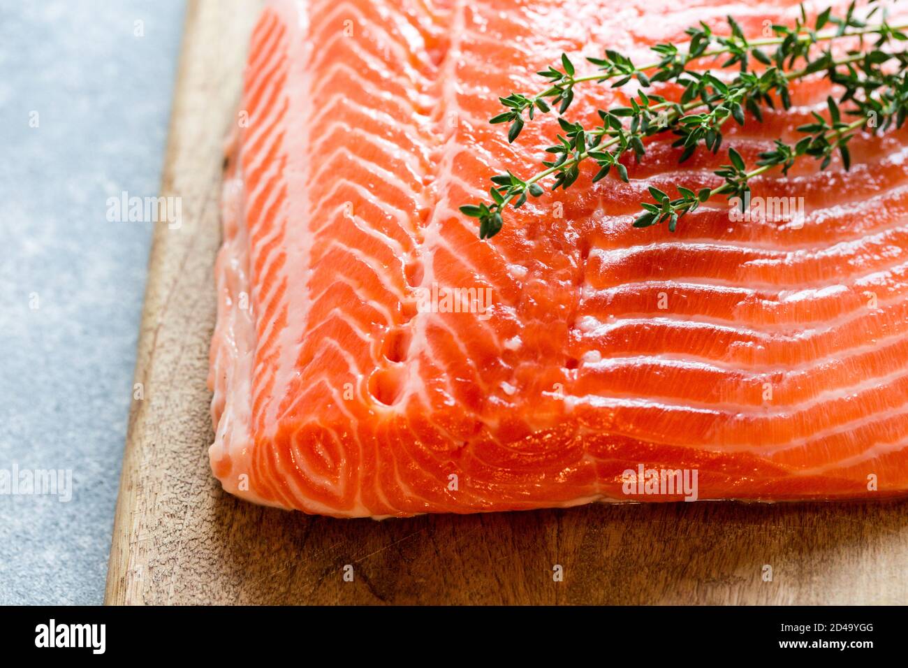 Salmón. Filete de salmón crudo fresco con ingredientes de cocina, hierbas y limón. Primer plano. Comida sana, dieta o concepto de cocina Foto de stock