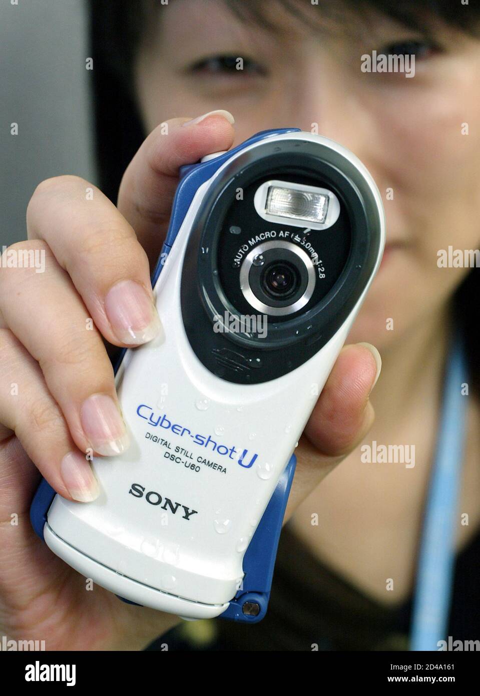 Un empleado de Sony Corp muestra de la nueva cámara digital resistente al  agua de dos megapíxeles "Cyber-shot U DSC-U60" en Tokio el 11 de junio de  2003. La cámara, de 60.2
