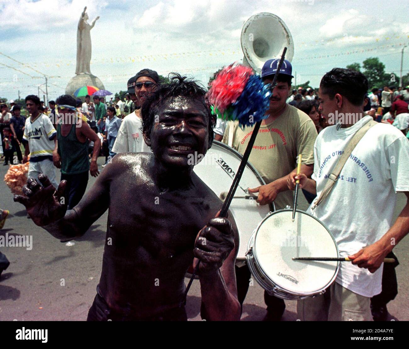 Un niño cubierto de petróleo participa en el festival religioso de Santo Domingo 10 de agosto de 2000. Cientos de personas participaron en el evento. ML/ME Foto de stock