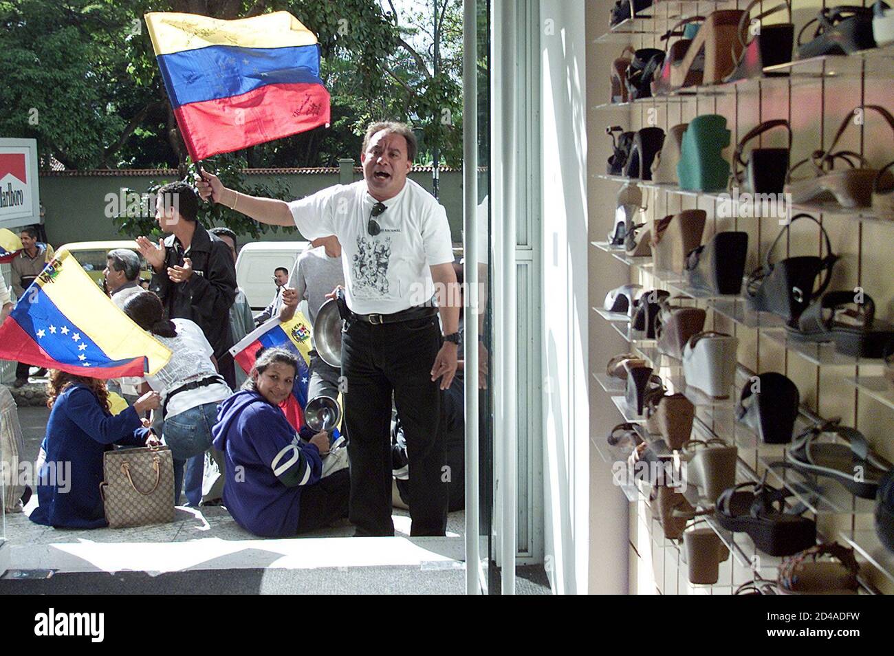 Miembros de la oposición protestan frente a una zapatería abierta durante  una huelga nacional en Caracas, 2 de diciembre de 2002. Muchas tiendas y  negocios en toda Venezuela cerraron en una huelga
