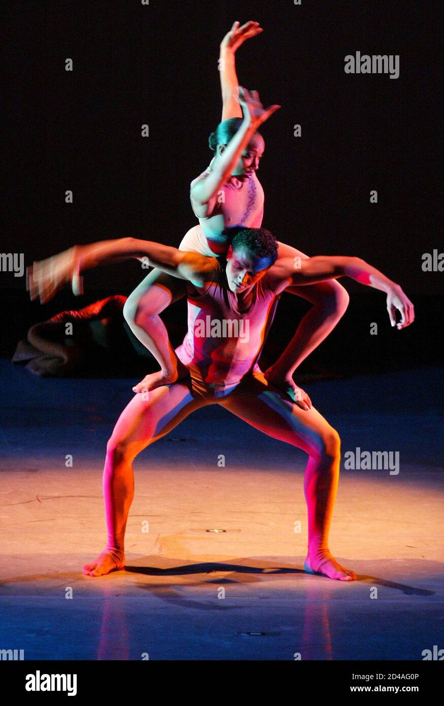 Bailarines del Alvin Ailey American Dance Theatre actúan en el Lycabetus Hill Theatre en Atenas, finales de septiembre 23, 2003. REUTERS/Christina Kalligianni CK/AA Foto de stock