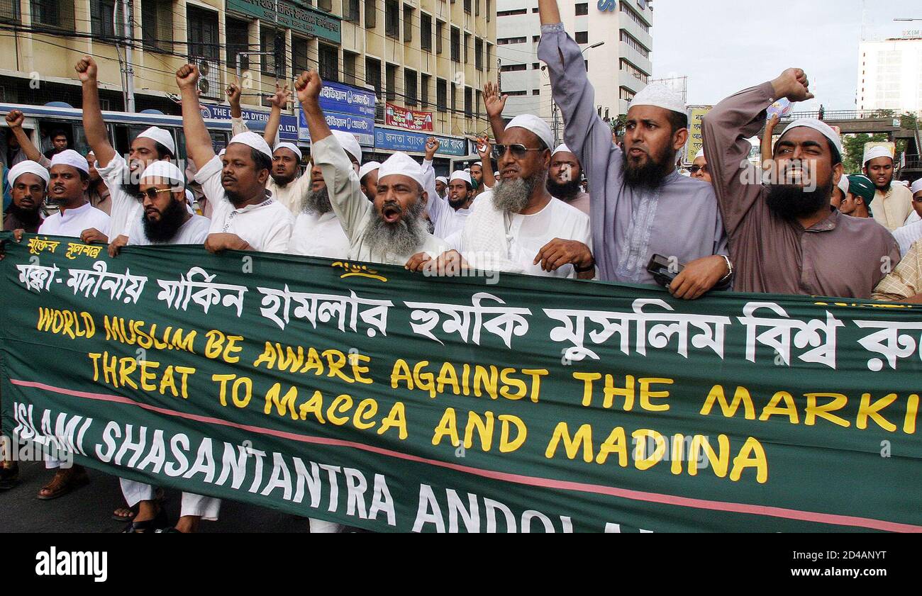 Los musulmanes de Bangladesh se unen a una marcha de protesta durante una manifestación en Dhaka el 29 de julio de 2005. Miles de activistas islámicos de Bangladesh realizaron una ruidosa protesta en la capital Dhaka el viernes después de que un congresista estadounidense sugirió que Estados Unidos podría considerar bombardear sitios sagrados, incluyendo la Meca. REUTERS/Rafiqur Rahman RR/KS Foto de stock