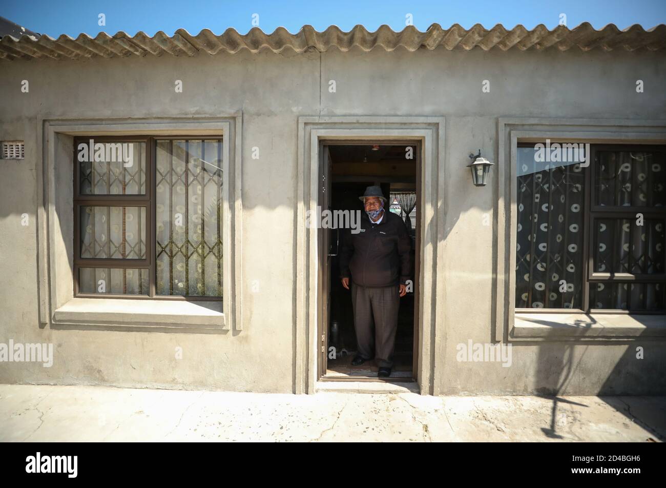El ex jugador de rugby Broadhurst Cona está en la puerta de su casa en el municipio de Gugulethu en Ciudad del Cabo, Sudáfrica, 29 de septiembre de 2020. Foto tomada el 29 de septiembre de 2020. Para coincidir con el Informe Especial HEALTH-CORONAVIRUS/SUDÁFRICA-RUGBY REUTERS/Mike Hutchings Foto de stock