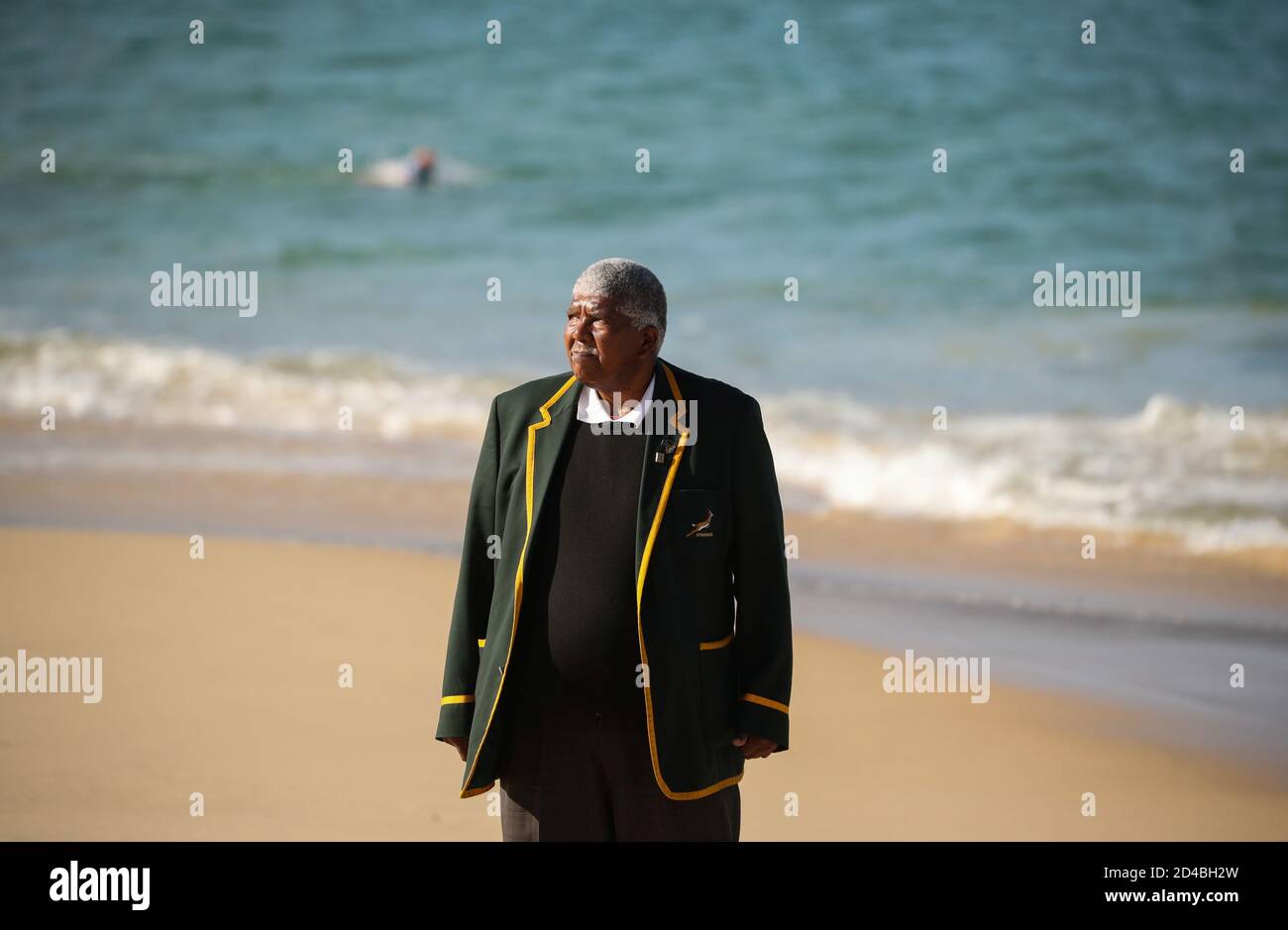 El ex jugador de rugby y la enfermedad del coronavirus (COVID-19), el sobreviviente Broadhurst Cona, camina por una playa reservada para los blancos bajo el apartheid, en Simon's Town, cerca de Ciudad del Cabo, Sudáfrica, el 29 de septiembre de 2020. Foto tomada el 29 de septiembre de 2020. Para coincidir con el Informe Especial HEALTH-CORONAVIRUS/SUDÁFRICA-RUGBY REUTERS/Mike Hutchings Foto de stock