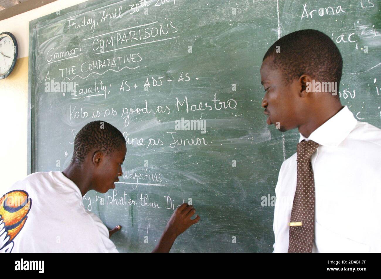 Cómo Se Escribe En Inglés Fútbol FOTO TOMADA 30APR04 - Diomande me Aboubakar, un alumno de la Academia  Mimosas ASEC en Abidján, escribe una frase durante una lección de inglés el  30 de abril de 2004. La