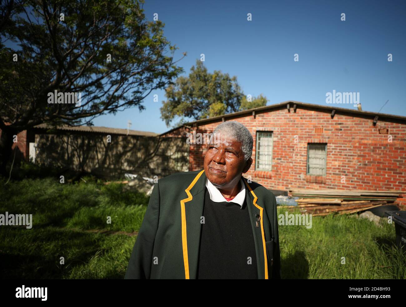 El ex jugador de rugby Broadhurst Cona camina por el jardín de las dos únicas casas restantes en la comunidad de la que fue retirado bajo el apartheid, en Simon's Town, cerca de Ciudad del Cabo, Sudáfrica, 29 de septiembre de 2020. Foto tomada el 29 de septiembre de 2020. Para coincidir con el Informe Especial HEALTH-CORONAVIRUS/SUDÁFRICA-RUGBY REUTERS/Mike Hutchings Foto de stock
