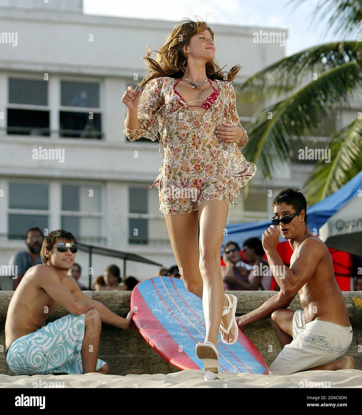 La supermodelo brasileña Gisele Bundchen funciona mientras filmaba un  anuncio para una compañía local de sandalias, en la playa de Ipanema en Río  de Janeiro, 3 de junio de 2003. Bundchen está
